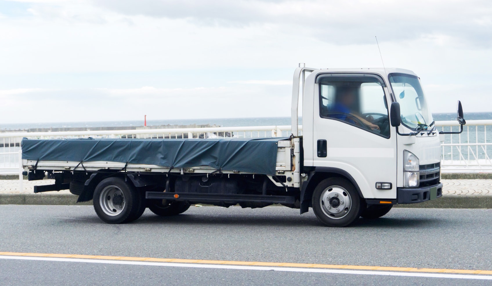 平ボディの寸法は？10t・増トン・4t・2t別のサイズと人気車種をご紹介