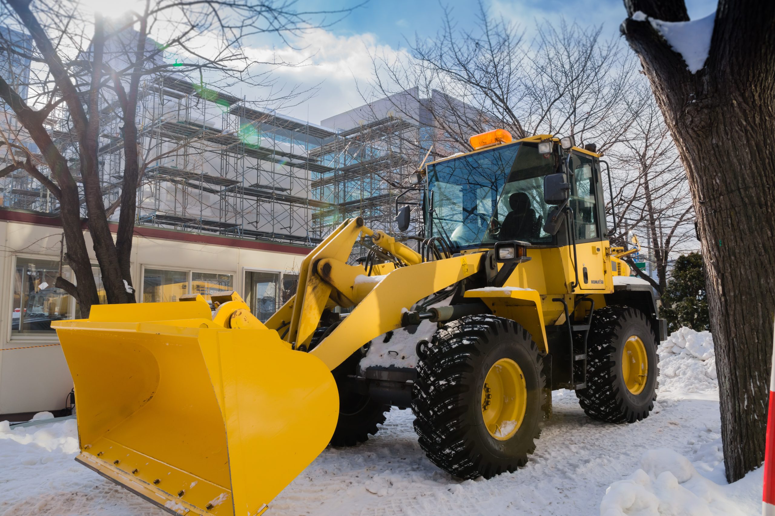 除雪するホイールローダー