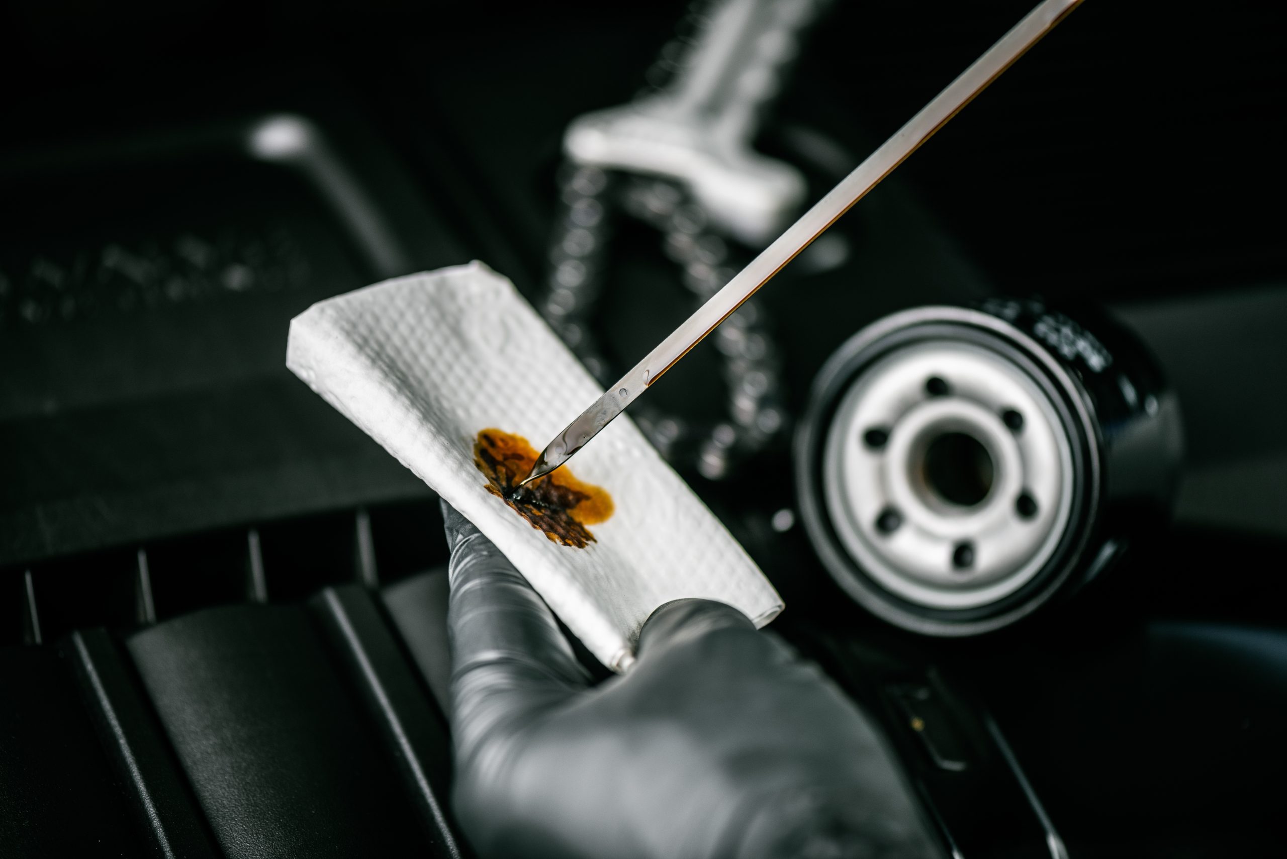 車のオイル点検