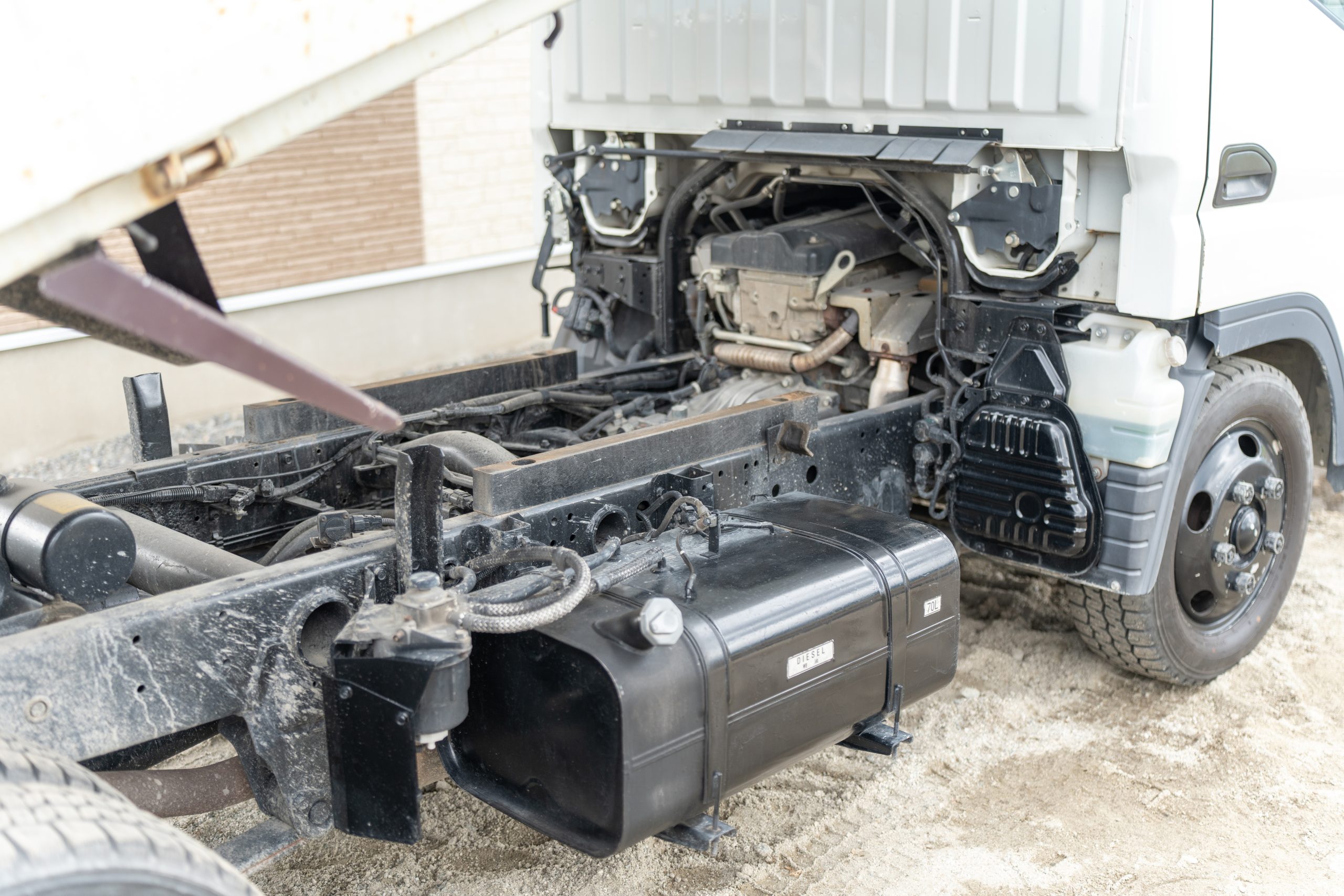 荷台を下ろしたダンプカー